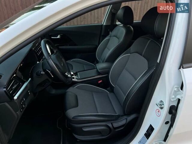 Білий Кіа Niro, об'ємом двигуна 0 л та пробігом 115 тис. км за 17700 $, фото 10 на Automoto.ua