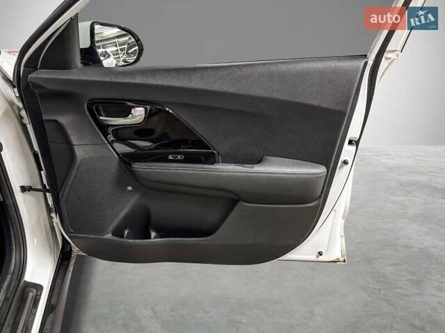 Белый Киа Niro, объемом двигателя 0 л и пробегом 129 тыс. км за 20032 $, фото 23 на Automoto.ua