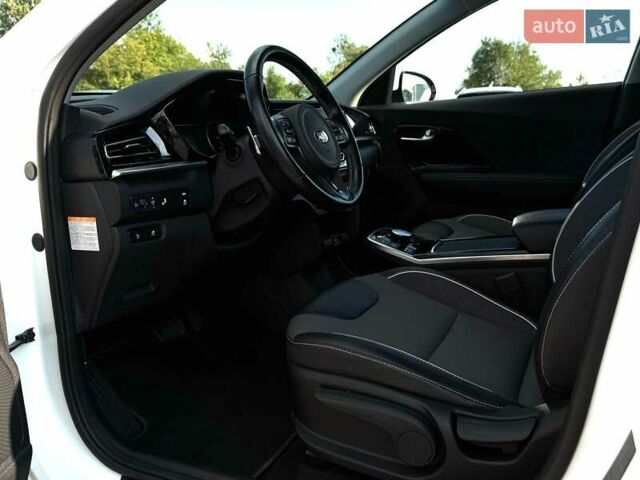 Білий Кіа Niro, об'ємом двигуна 0 л та пробігом 59 тис. км за 23800 $, фото 25 на Automoto.ua