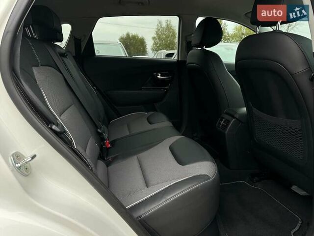 Белый Киа Niro, объемом двигателя 0 л и пробегом 56 тыс. км за 23400 $, фото 75 на Automoto.ua