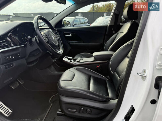 Білий Кіа Niro, об'ємом двигуна 0 л та пробігом 82 тис. км за 23266 $, фото 25 на Automoto.ua