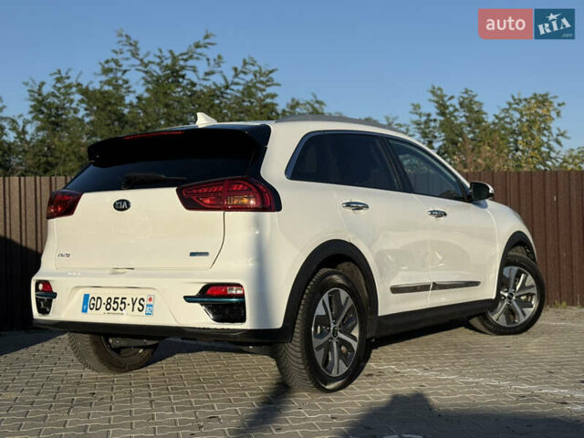 Білий Кіа Niro, об'ємом двигуна 0 л та пробігом 121 тис. км за 18950 $, фото 11 на Automoto.ua