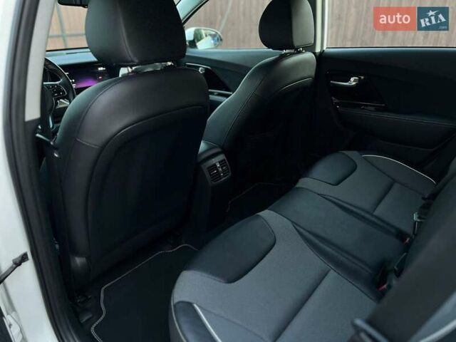 Белый Киа Niro, объемом двигателя 0 л и пробегом 112 тыс. км за 17600 $, фото 19 на Automoto.ua