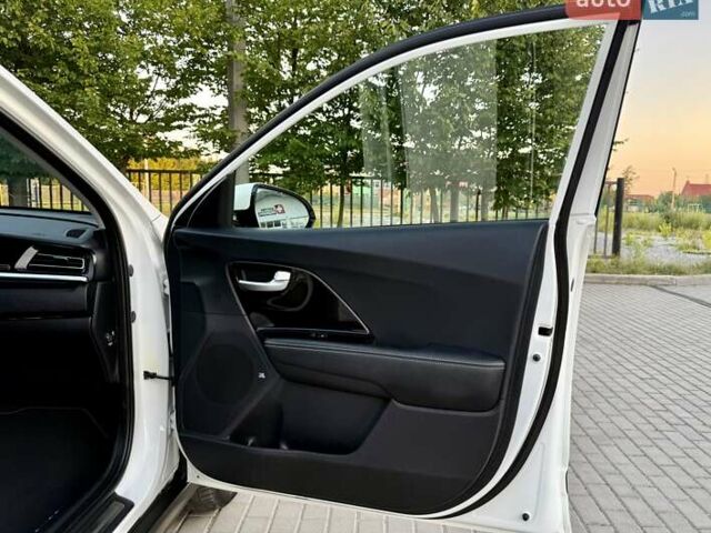 Белый Киа Niro, объемом двигателя 0 л и пробегом 82 тыс. км за 18950 $, фото 78 на Automoto.ua