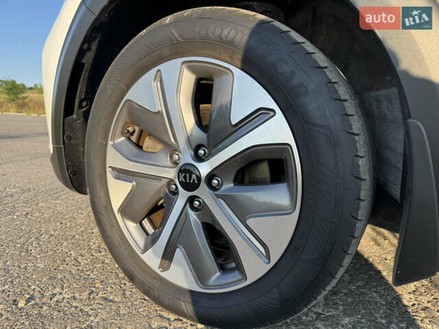 Білий Кіа Niro, об'ємом двигуна 0 л та пробігом 107 тис. км за 20900 $, фото 72 на Automoto.ua