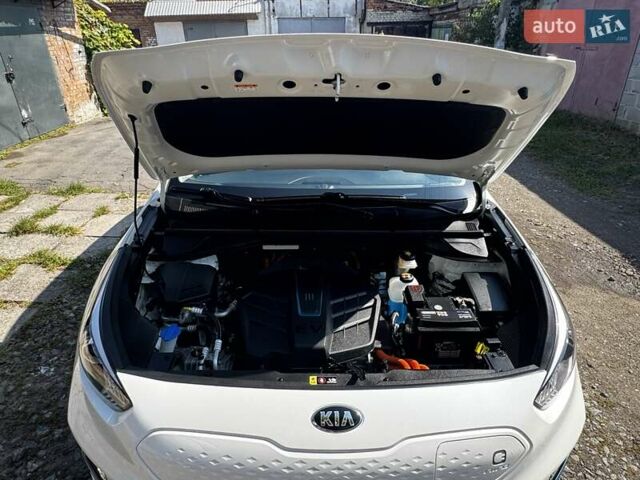 Белый Киа Niro, объемом двигателя 0 л и пробегом 140 тыс. км за 17800 $, фото 72 на Automoto.ua