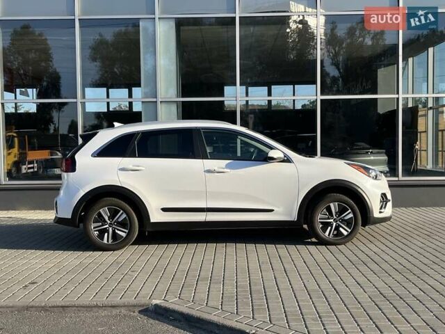 Білий Кіа Niro, об'ємом двигуна 1.58 л та пробігом 17 тис. км за 25900 $, фото 5 на Automoto.ua