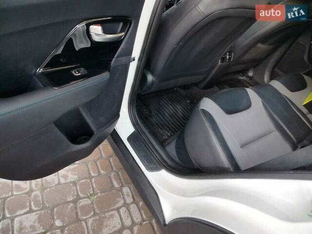 Білий Кіа Niro, об'ємом двигуна 0 л та пробігом 75 тис. км за 19700 $, фото 36 на Automoto.ua