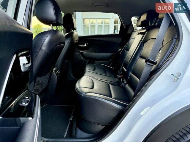 Белый Киа Niro, объемом двигателя 0 л и пробегом 82 тыс. км за 18950 $, фото 103 на Automoto.ua