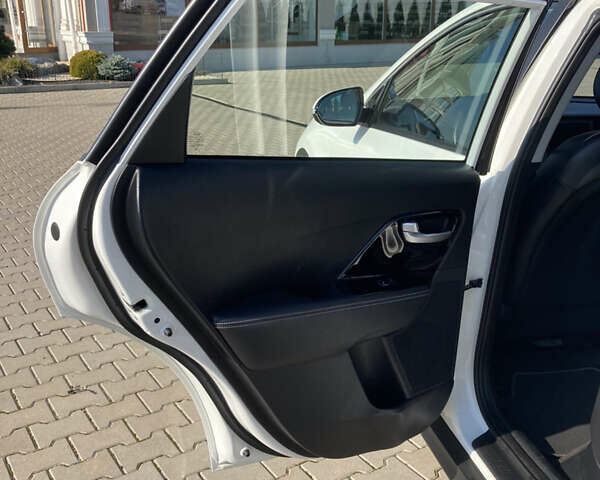 Білий Кіа Niro, об'ємом двигуна 0 л та пробігом 147 тис. км за 18200 $, фото 9 на Automoto.ua