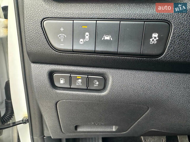 Белый Киа Niro, объемом двигателя 1.6 л и пробегом 40 тыс. км за 25150 $, фото 32 на Automoto.ua