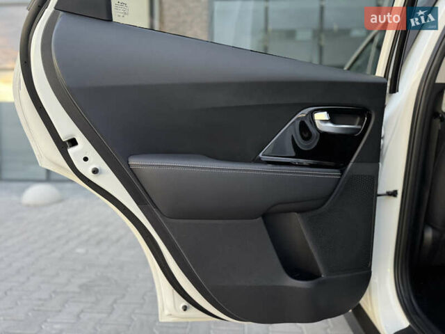 Білий Кіа Niro, об'ємом двигуна 0 л та пробігом 114 тис. км за 17500 $, фото 48 на Automoto.ua