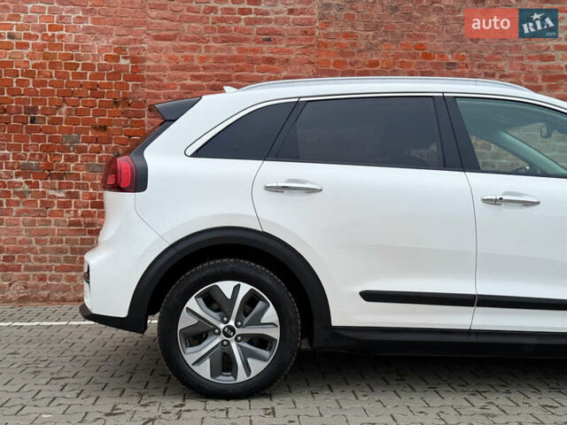 Білий Кіа Niro, об'ємом двигуна 0 л та пробігом 118 тис. км за 20500 $, фото 15 на Automoto.ua