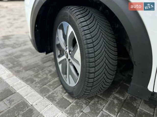 Білий Кіа Niro, об'ємом двигуна 0 л та пробігом 114 тис. км за 18300 $, фото 8 на Automoto.ua