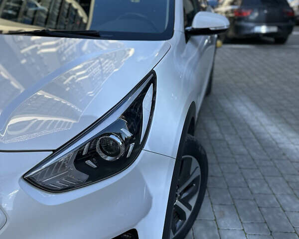Білий Кіа Niro, об'ємом двигуна 0 л та пробігом 155 тис. км за 18300 $, фото 4 на Automoto.ua