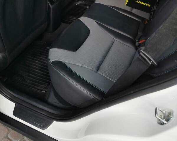 Білий Кіа Niro, об'ємом двигуна 0 л та пробігом 75 тис. км за 19700 $, фото 35 на Automoto.ua