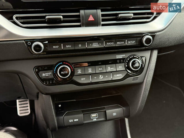 Білий Кіа Niro, об'ємом двигуна 0 л та пробігом 82 тис. км за 23266 $, фото 55 на Automoto.ua