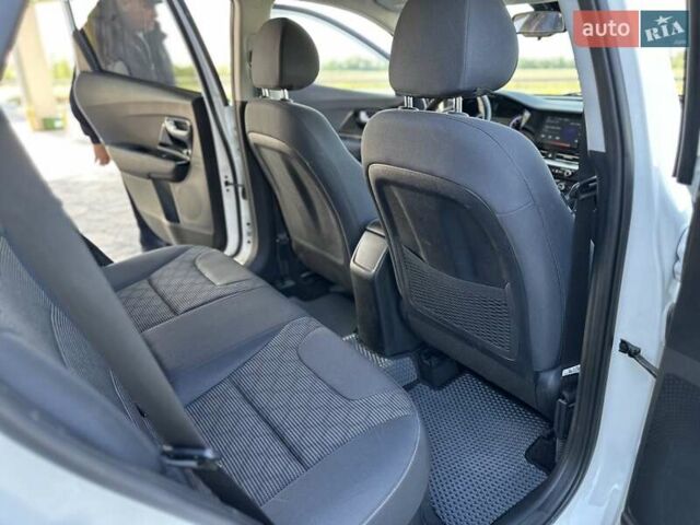 Белый Киа Niro, объемом двигателя 1.58 л и пробегом 18 тыс. км за 25900 $, фото 35 на Automoto.ua