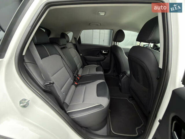 Белый Киа Niro, объемом двигателя 0 л и пробегом 39 тыс. км за 23400 $, фото 61 на Automoto.ua