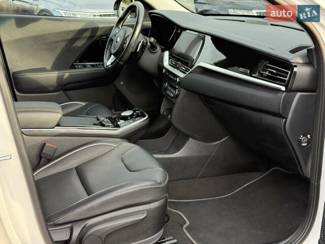 Білий Кіа Niro, об'ємом двигуна 0 л та пробігом 82 тис. км за 23266 $, фото 42 на Automoto.ua