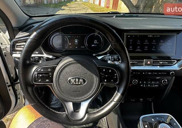 Белый Киа Niro, объемом двигателя 0 л и пробегом 140 тыс. км за 17800 $, фото 38 на Automoto.ua
