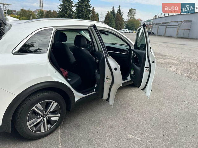 Белый Киа Niro, объемом двигателя 1.6 л и пробегом 40 тыс. км за 25150 $, фото 7 на Automoto.ua