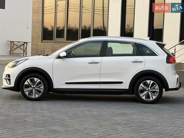 Білий Кіа Niro, об'ємом двигуна 0 л та пробігом 114 тис. км за 18880 $, фото 6 на Automoto.ua