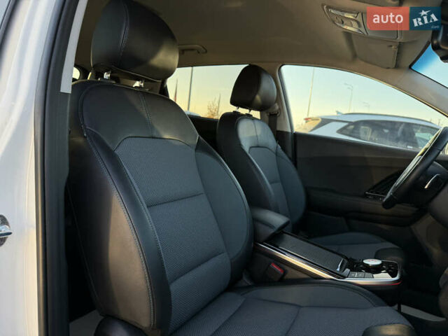 Білий Кіа Niro, об'ємом двигуна 0 л та пробігом 121 тис. км за 18950 $, фото 37 на Automoto.ua