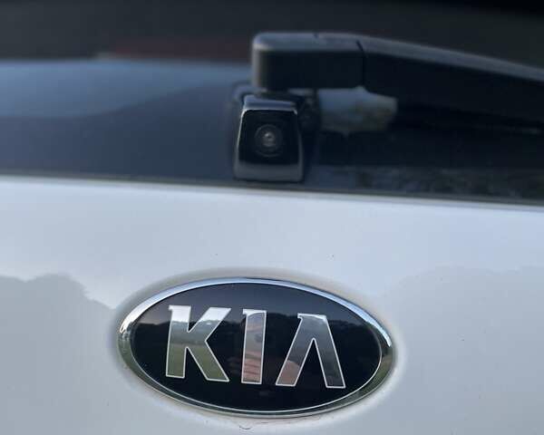 Белый Киа Niro, объемом двигателя 0 л и пробегом 95 тыс. км за 16500 $, фото 13 на Automoto.ua
