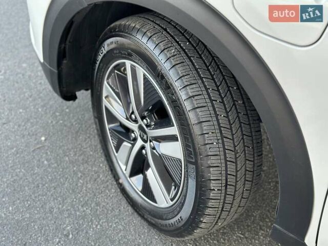 Белый Киа Niro, объемом двигателя 1.58 л и пробегом 18 тыс. км за 25900 $, фото 4 на Automoto.ua