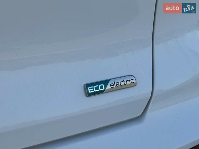 Білий Кіа Niro, об'ємом двигуна 0 л та пробігом 107 тис. км за 20900 $, фото 14 на Automoto.ua