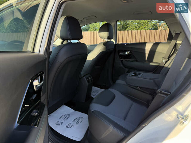 Білий Кіа Niro, об'ємом двигуна 0 л та пробігом 121 тис. км за 18950 $, фото 23 на Automoto.ua