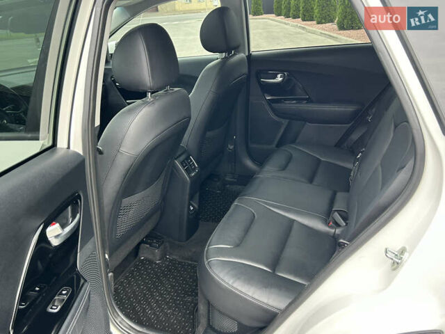 Белый Киа Niro, объемом двигателя 1.58 л и пробегом 54 тыс. км за 22900 $, фото 7 на Automoto.ua