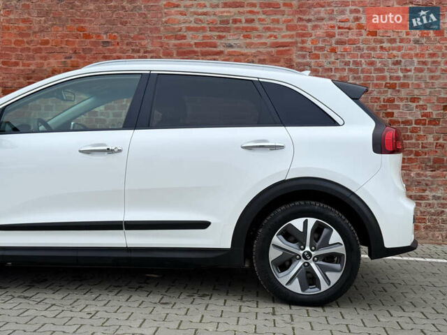 Білий Кіа Niro, об'ємом двигуна 0 л та пробігом 118 тис. км за 20500 $, фото 21 на Automoto.ua