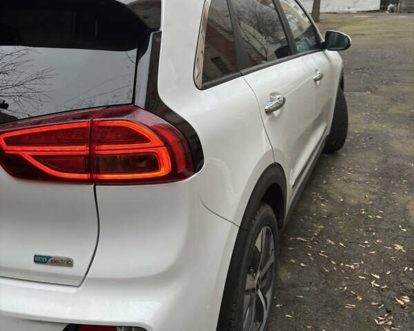 Білий Кіа Niro, об'ємом двигуна 0 л та пробігом 52 тис. км за 20500 $, фото 24 на Automoto.ua
