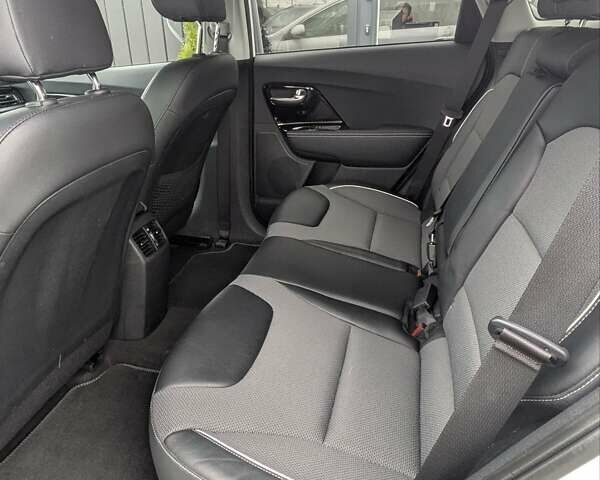 Білий Кіа Niro, об'ємом двигуна 0 л та пробігом 50 тис. км за 17300 $, фото 24 на Automoto.ua