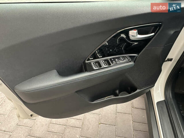 Белый Киа Niro, объемом двигателя 0 л и пробегом 122 тыс. км за 17999 $, фото 22 на Automoto.ua