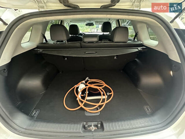 Белый Киа Niro, объемом двигателя 0 л и пробегом 122 тыс. км за 17999 $, фото 30 на Automoto.ua