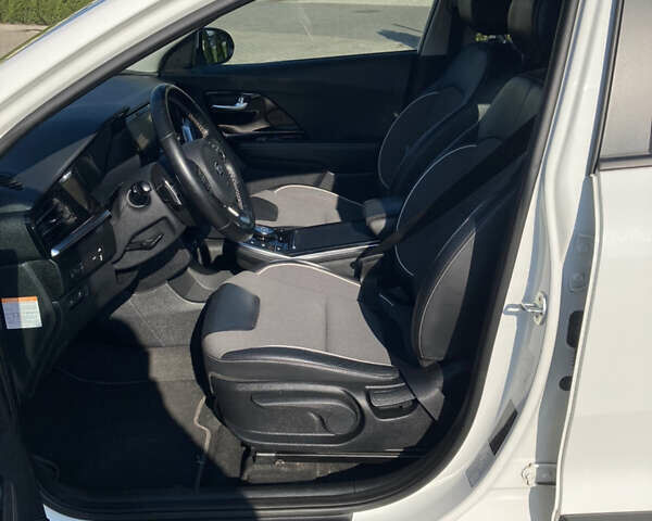 Білий Кіа Niro, об'ємом двигуна 0 л та пробігом 147 тис. км за 18200 $, фото 8 на Automoto.ua