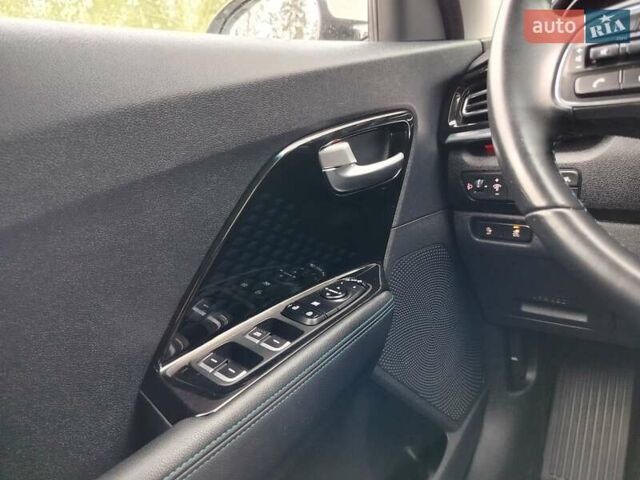 Білий Кіа Niro, об'ємом двигуна 0 л та пробігом 75 тис. км за 19700 $, фото 9 на Automoto.ua