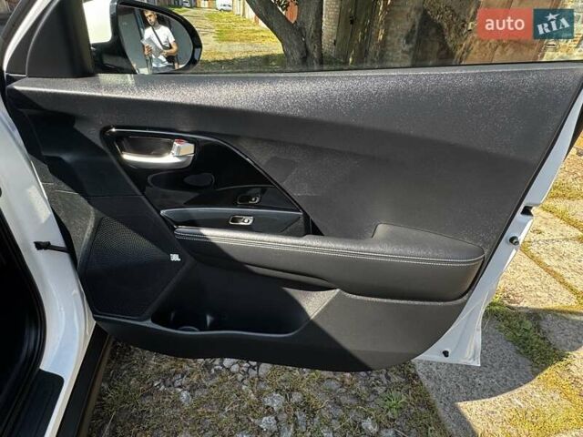 Белый Киа Niro, объемом двигателя 0 л и пробегом 140 тыс. км за 17800 $, фото 56 на Automoto.ua