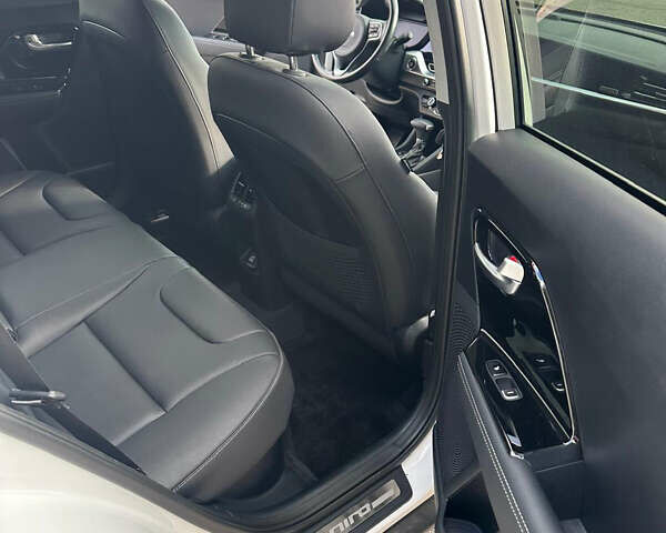 Белый Киа Niro, объемом двигателя 1.6 л и пробегом 40 тыс. км за 25150 $, фото 23 на Automoto.ua