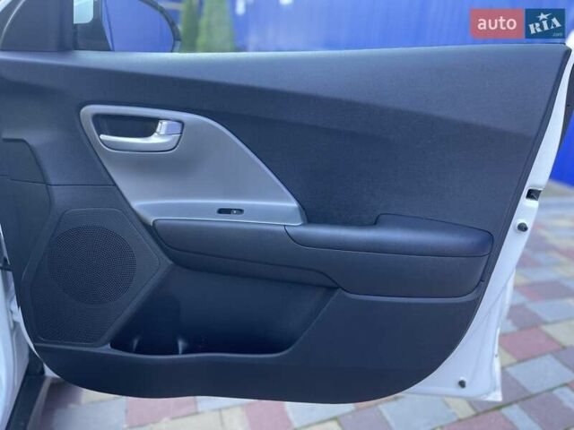 Белый Киа Niro, объемом двигателя 0 л и пробегом 95 тыс. км за 16500 $, фото 59 на Automoto.ua