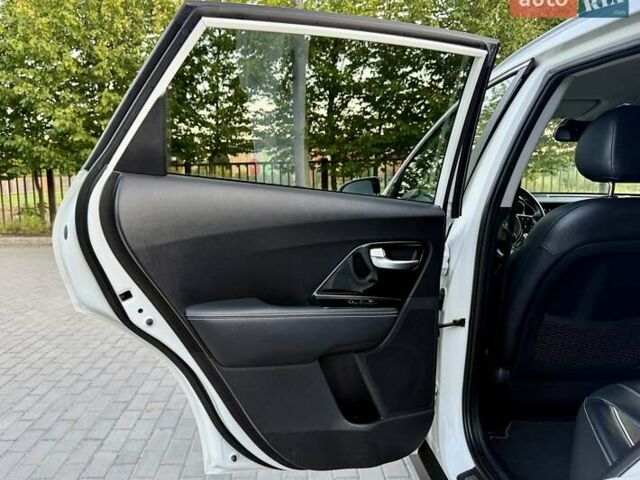 Белый Киа Niro, объемом двигателя 0 л и пробегом 82 тыс. км за 18950 $, фото 100 на Automoto.ua
