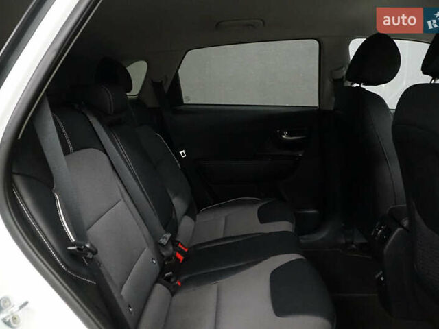 Киа Niro 2021 в Киеве на Automoto.ua Белый Киа Niro, объемом двигателя 0 л и пробегом 52 тыс. км за 18200 $, фото 11 на Automoto.ua