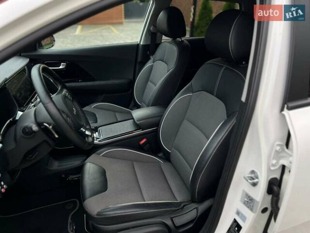 Білий Кіа Niro, об'ємом двигуна 0 л та пробігом 114 тис. км за 18880 $, фото 15 на Automoto.ua