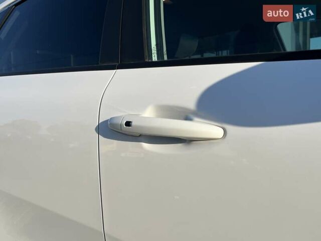 Білий Кіа Niro, об'ємом двигуна 1.58 л та пробігом 17 тис. км за 25900 $, фото 6 на Automoto.ua