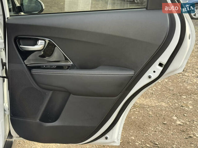 Білий Кіа Niro, об'ємом двигуна 0 л та пробігом 82 тис. км за 23266 $, фото 41 на Automoto.ua