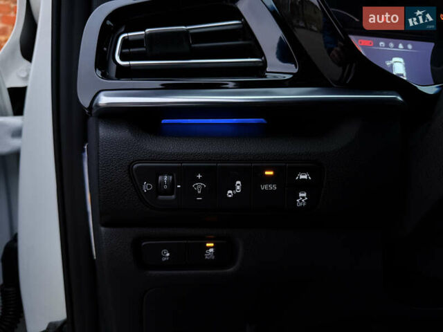 Білий Кіа Niro, об'ємом двигуна 0 л та пробігом 118 тис. км за 20500 $, фото 32 на Automoto.ua