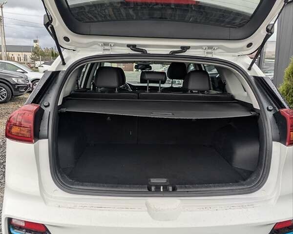 Білий Кіа Niro, об'ємом двигуна 0 л та пробігом 50 тис. км за 17300 $, фото 26 на Automoto.ua